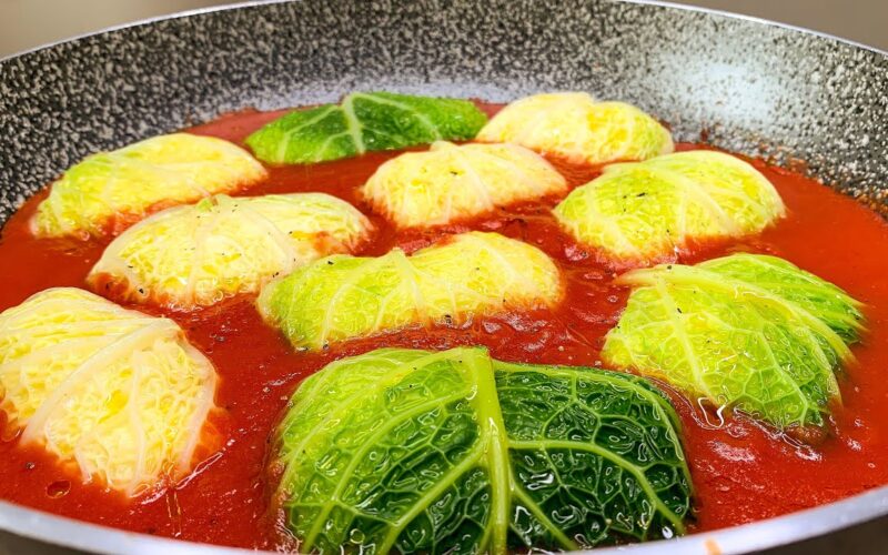 involtini-di-verza,-li-riempio-di-riso-e-formaggio-e-poi-li-cuocio-nel-pomodoro:-vanno-a-ruba!