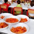 allarme-mense-scolastiche:-avvelenati-246-alunni-e-23-docenti.-lavviso:-mai-mangiare-i-pomodori-cosi