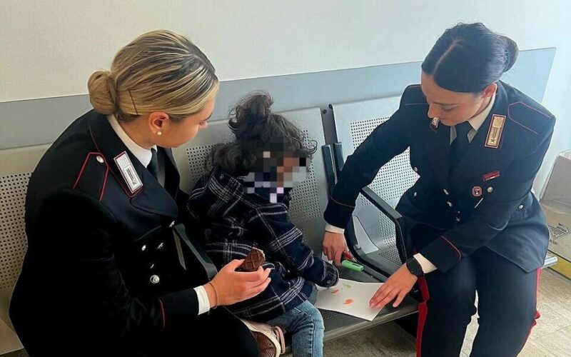 paura-alla-stazione-termini,-bimba-di-3-anni-abbandonata,-vaga-da-sola-sui-binari-intervengono-i-carabinieri.-chi-e-la-piccola