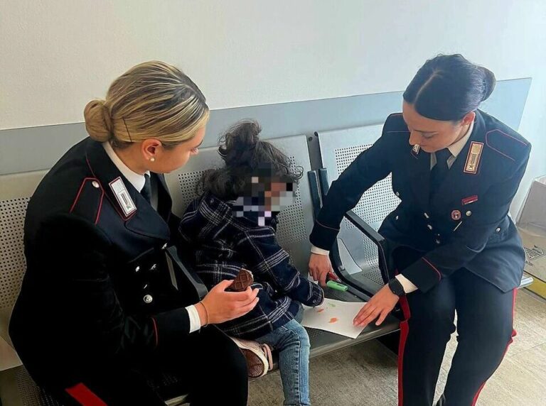 paura-alla-stazione-termini,-bimba-di-3-anni-abbandonata,-vaga-da-sola-sui-binari-intervengono-i-carabinieri.-chi-e-la-piccola